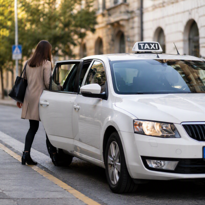 Persona che sale su un taxi