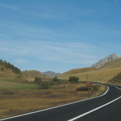 L'immagine raffigura la strada dal Colle della Maddalena