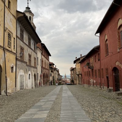 Nella foto il centro storico di un Comune della provincia di Cuneo