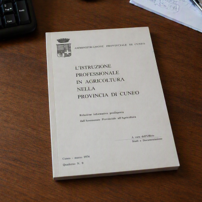 L'immagine generata tramite AI rappresenta una scrivania con uno dei quaderni L'immagine generata tramite AI rappresenta una scrivania con uno dei quaderni