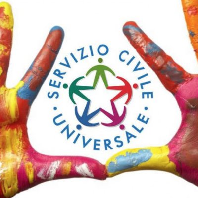 Due mani aperte dipinte con colori vivaci incorniciano il logo del Servizio Civile Universale