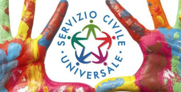 Due mani aperte dipinte con colori vivaci incorniciano il logo del Servizio Civile Universale
